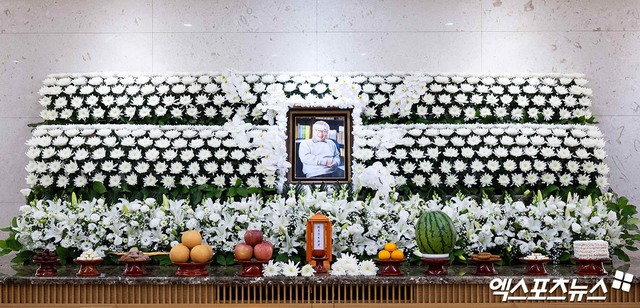 Tang lễ "ông nội quốc dân": Lee Seung Gi đến viếng đầu tiên, "bà nội quốc dân" cùng dàn sao gửi vòng hoa tiễn biệt- Ảnh 2.