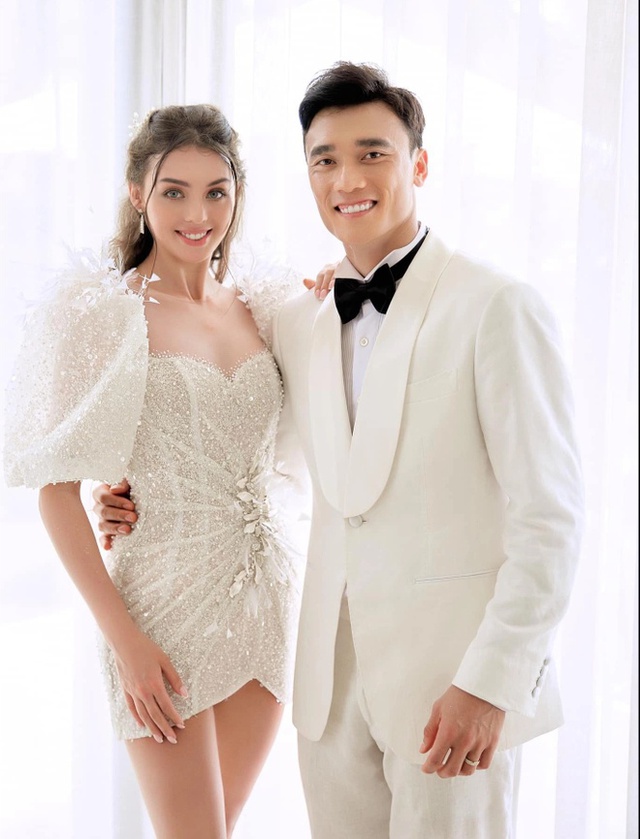 Cuộc sống hôn nhân của thủ môn Bùi Tiến Dũng và vợ mẫu tây- Ảnh 1. Cuộc sống hôn nhân của thủ môn Bùi Tiến Dũng và vợ mẫu tây- Ảnh 1.