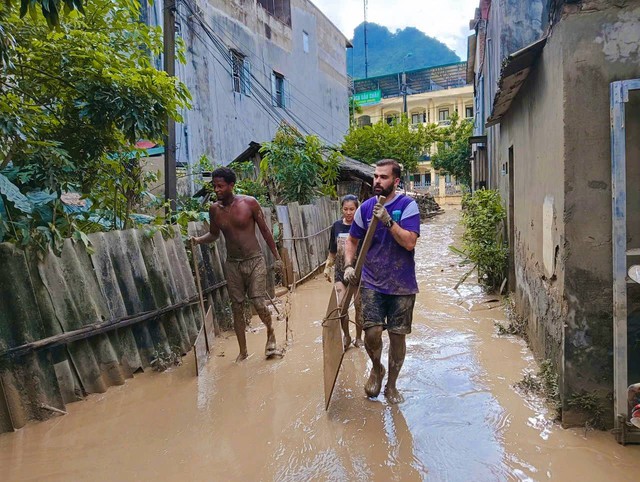 Khách Tây "hòa tan" khi cứu trợ miền Trung, dùng Google dịch nhắn gửi đến bà con bản địa- Ảnh 15.