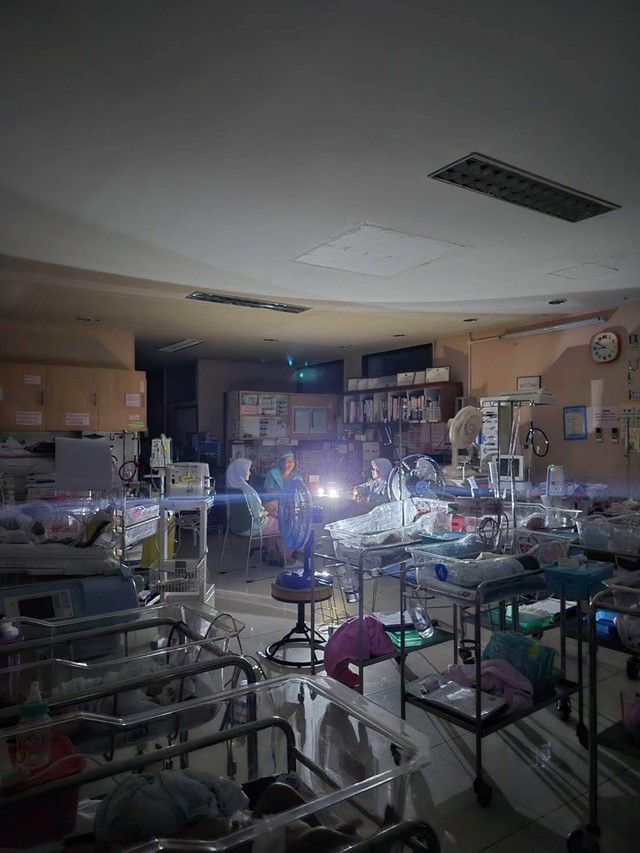 Lũ lụt kinh hoàng tại Thái Lan: Tiếng kêu xé lòng vang trên các mái nhà, người dân cầu cứu khắp MXH- Ảnh 6.