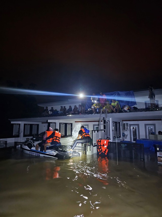 Lũ lụt kinh hoàng tại Thái Lan: Tiếng kêu xé lòng vang trên các mái nhà, người dân cầu cứu khắp MXH- Ảnh 2.