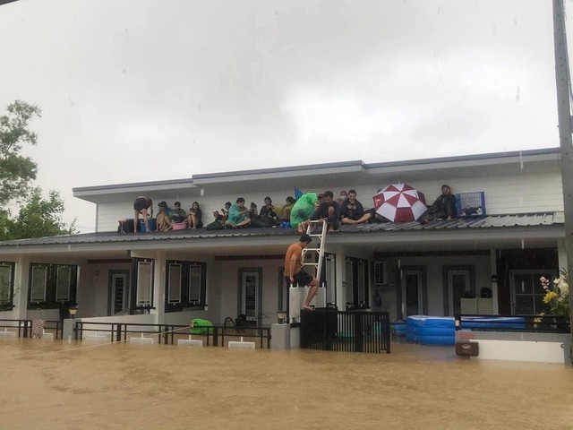 Lũ lụt kinh hoàng tại Thái Lan: Tiếng kêu xé lòng vang trên các mái nhà, người dân cầu cứu khắp MXH- Ảnh 1.