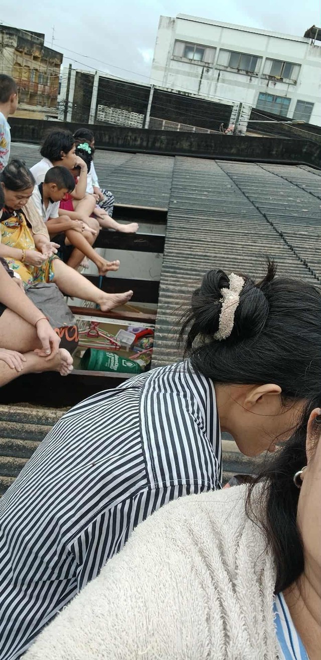 Lũ lụt kinh hoàng tại Thái Lan: Tiếng kêu xé lòng vang trên các mái nhà, người dân cầu cứu khắp MXH- Ảnh 5.