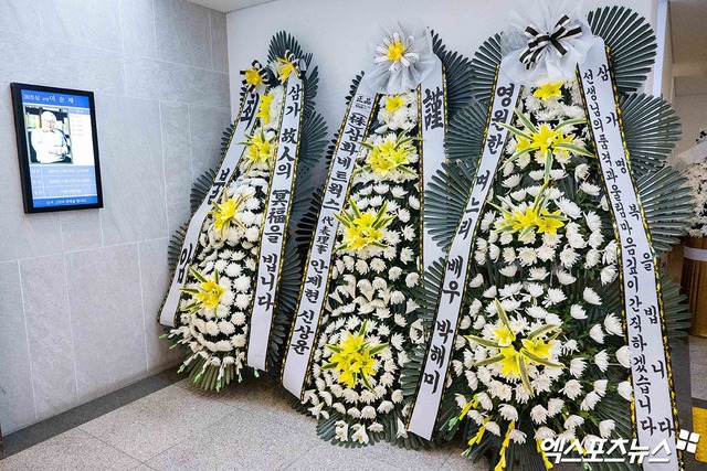 Tang lễ "ông nội quốc dân": Lee Seung Gi đến viếng đầu tiên, "bà nội quốc dân" cùng dàn sao gửi vòng hoa tiễn biệt- Ảnh 14.