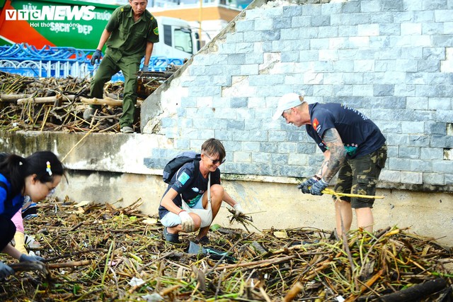 Khách Tây "hòa tan" khi cứu trợ miền Trung, dùng Google dịch nhắn gửi đến bà con bản địa- Ảnh 14.