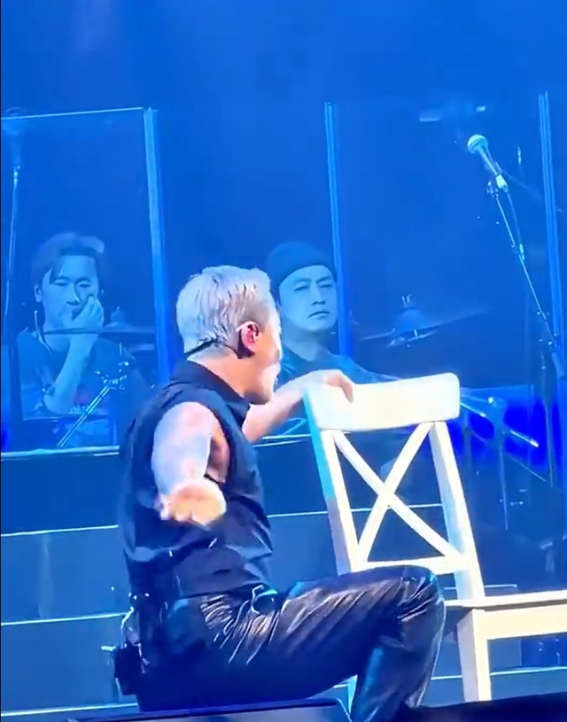 Thiếu gia showbiz lộ ảnh giường chiếu đang làm gì mà khó coi vậy?- Ảnh 3.