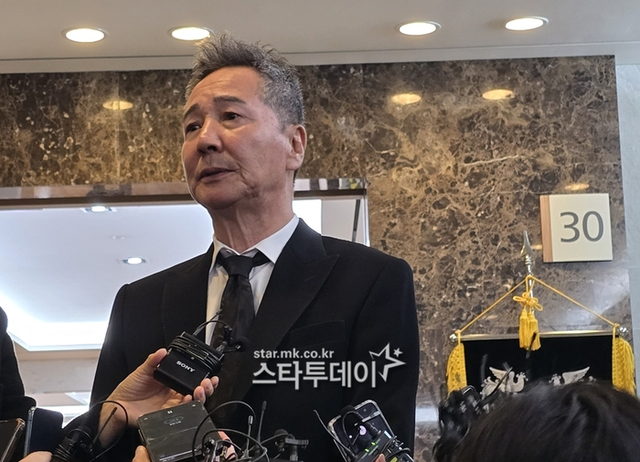 Tang lễ "ông nội quốc dân": Lee Seung Gi đến viếng đầu tiên, "bà nội quốc dân" cùng dàn sao gửi vòng hoa tiễn biệt- Ảnh 11.