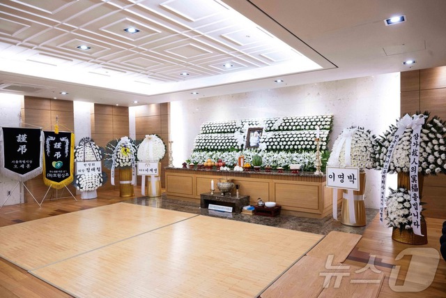 Tang lễ "ông nội quốc dân": Lee Seung Gi đến viếng đầu tiên, "bà nội quốc dân" cùng dàn sao gửi vòng hoa tiễn biệt- Ảnh 5.