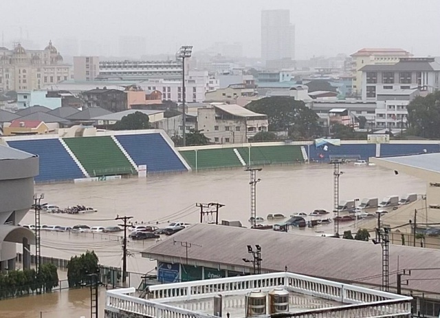 Sân U22 Việt Nam thi đấu SEA Games 33 chìm trong mưa lũ- Ảnh 1.