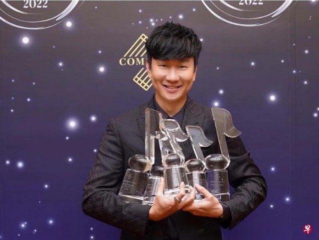 Clip: Ca sĩ quốc dân hẹn hò thiên kim tiểu thư kém 20 tuổi ở Mỹ- Ảnh 5. Clip: Ca sĩ quốc dân hẹn hò thiên kim tiểu thư kém 20 tuổi ở Mỹ- Ảnh 5.