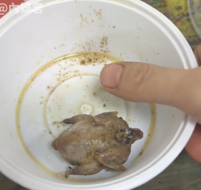 Mua gà rán nguyên con chỉ 7.000 đồng, cô gái "cười ngất" trước cách làm của người bán hàng- Ảnh 2.