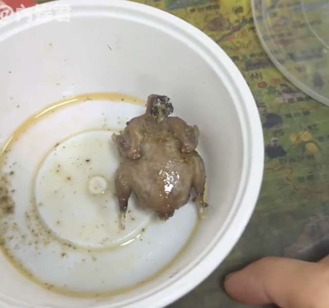 Mua gà rán nguyên con chỉ 7.000 đồng, cô gái "cười ngất" trước cách làm của người bán hàng- Ảnh 1.