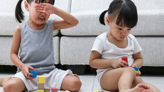 Bố mẹ nên dạy con nhẫn nhịn hay "ăn miếng trả miếng" khi bị bắt nạt?- Ảnh 2. Bố mẹ nên dạy con nhẫn nhịn hay "ăn miếng trả miếng" khi bị bắt nạt?- Ảnh 2.