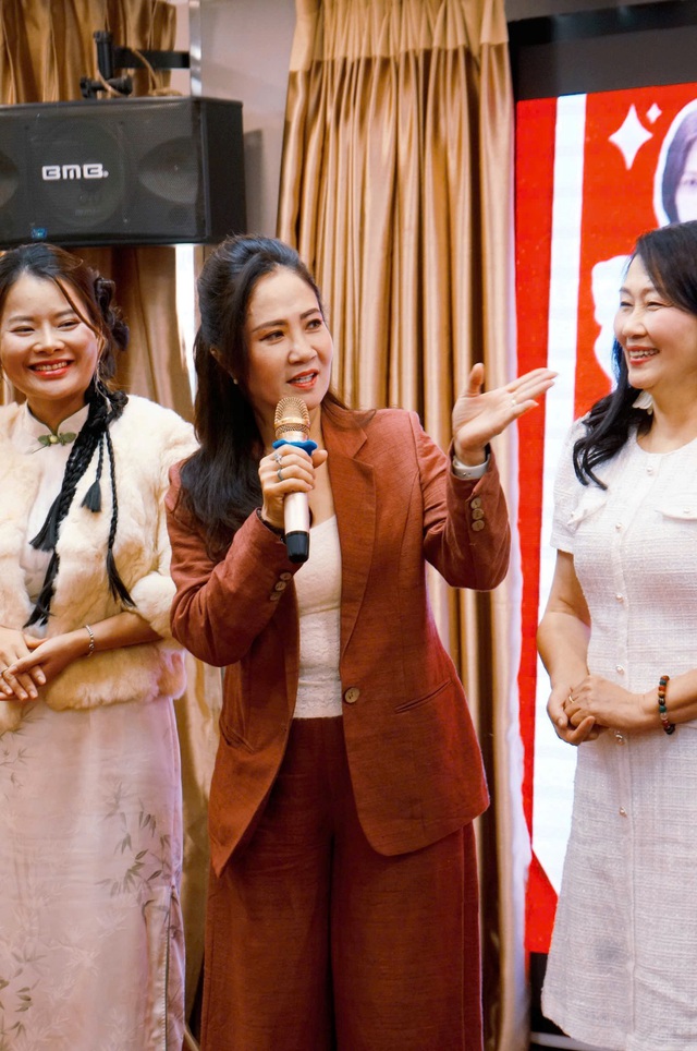 Nhà văn Tina Yuan đảm nhận vai diễn ấn tượng trong “Ngõ Nữ Quyền”- Ảnh 3. Nhà văn Tina Yuan đảm nhận vai diễn ấn tượng trong “Ngõ Nữ Quyền”- Ảnh 3.