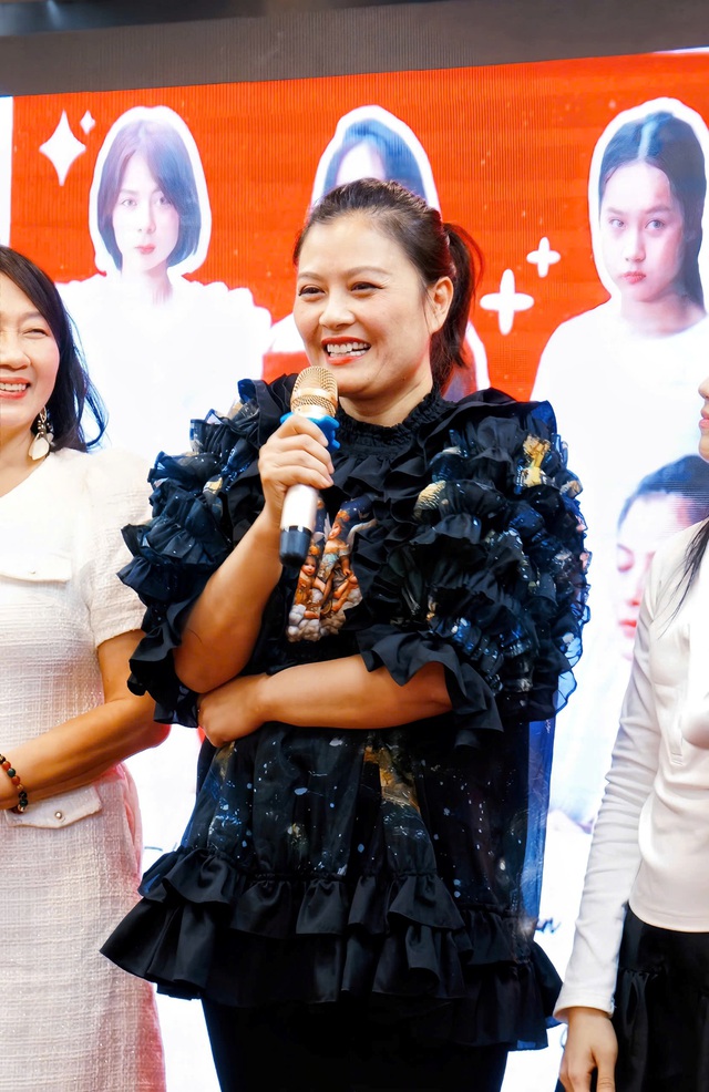 Nhà văn Tina Yuan đảm nhận vai diễn ấn tượng trong “Ngõ Nữ Quyền”- Ảnh 4. Nhà văn Tina Yuan đảm nhận vai diễn ấn tượng trong “Ngõ Nữ Quyền”- Ảnh 4.