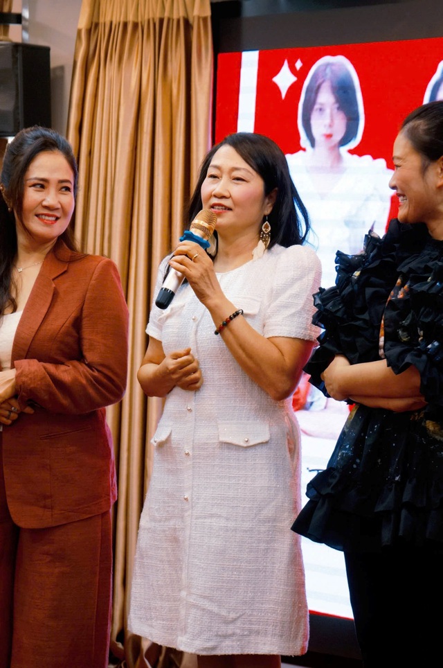 Nhà văn Tina Yuan đảm nhận vai diễn ấn tượng trong “Ngõ Nữ Quyền”- Ảnh 5. Nhà văn Tina Yuan đảm nhận vai diễn ấn tượng trong “Ngõ Nữ Quyền”- Ảnh 5.