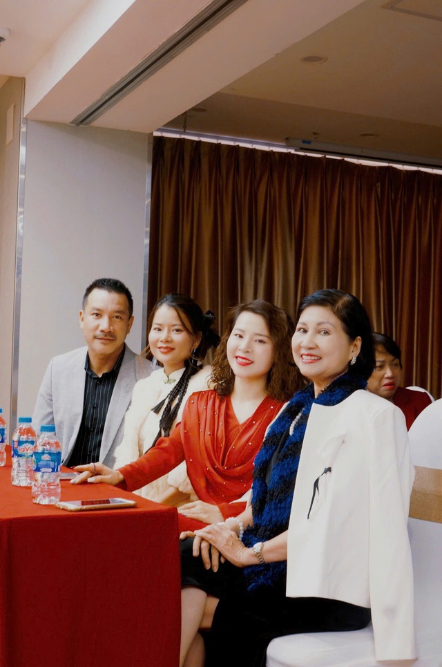 Nhà văn Tina Yuan đảm nhận vai diễn ấn tượng trong “Ngõ Nữ Quyền”- Ảnh 8. Nhà văn Tina Yuan đảm nhận vai diễn ấn tượng trong “Ngõ Nữ Quyền”- Ảnh 8.