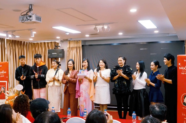 Nhà văn Tina Yuan đảm nhận vai diễn ấn tượng trong “Ngõ Nữ Quyền”- Ảnh 9. Nhà văn Tina Yuan đảm nhận vai diễn ấn tượng trong “Ngõ Nữ Quyền”- Ảnh 9.