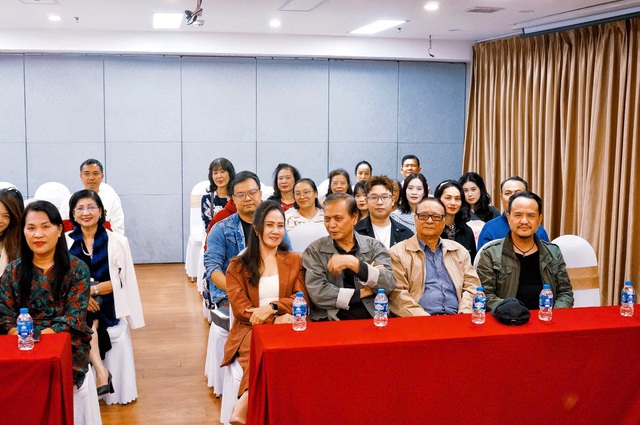 Nhà văn Tina Yuan đảm nhận vai diễn ấn tượng trong “Ngõ Nữ Quyền”- Ảnh 12. Nhà văn Tina Yuan đảm nhận vai diễn ấn tượng trong “Ngõ Nữ Quyền”- Ảnh 12.