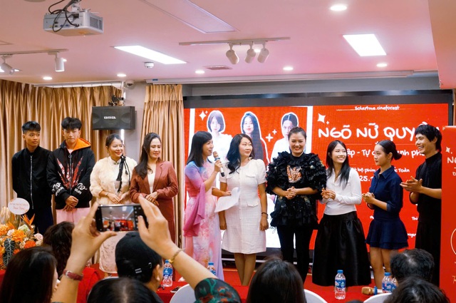 Nhà văn Tina Yuan đảm nhận vai diễn ấn tượng trong “Ngõ Nữ Quyền”- Ảnh 13. Nhà văn Tina Yuan đảm nhận vai diễn ấn tượng trong “Ngõ Nữ Quyền”- Ảnh 13.