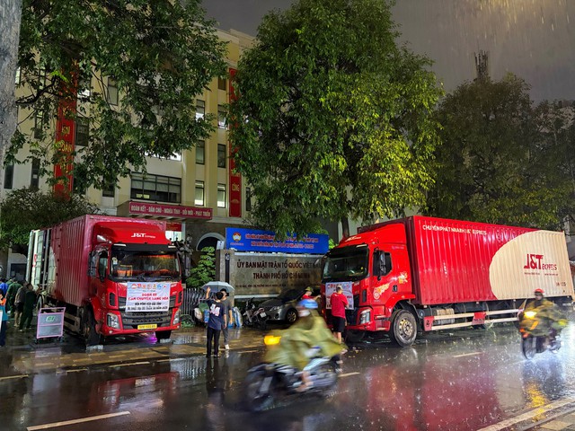 Xuyên đêm lên hàng - Mong bà con vùng lũ thêm vững vàng- Ảnh 1.