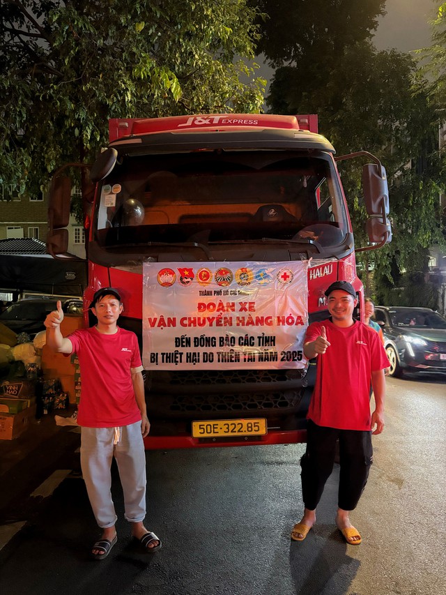 Xuyên đêm lên hàng - Mong bà con vùng lũ thêm vững vàng- Ảnh 4.