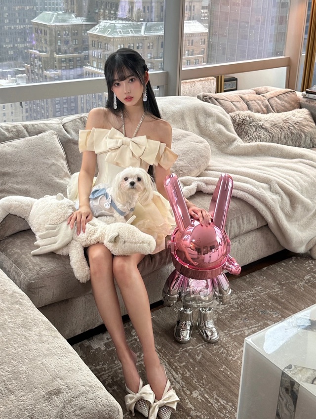 Clip: Ca sĩ quốc dân hẹn hò thiên kim tiểu thư kém 20 tuổi ở Mỹ- Ảnh 3. Clip: Ca sĩ quốc dân hẹn hò thiên kim tiểu thư kém 20 tuổi ở Mỹ- Ảnh 3.