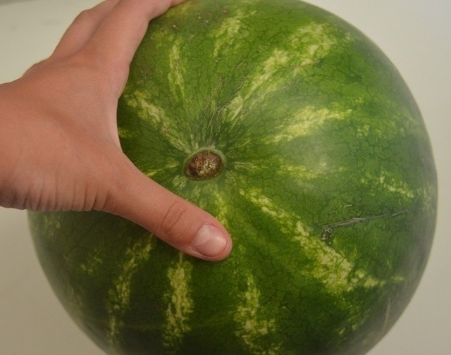 Đi chợ thấy 5 loại quả thì rẻ mấy cũng KHÔNG mua, người bán còn chẳng dám ăn- Ảnh 2.