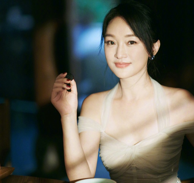 MXH dậy sóng vì mỹ nhân mắc bệnh "mẹ thiên hạ": Mùa hè không cho bật điều hoà, chửi mắng bạn diễn giữa phim trường- Ảnh 3. MXH dậy sóng vì mỹ nhân mắc bệnh "mẹ thiên hạ": Mùa hè không cho bật điều hoà, chửi mắng bạn diễn giữa phim trường- Ảnh 3.