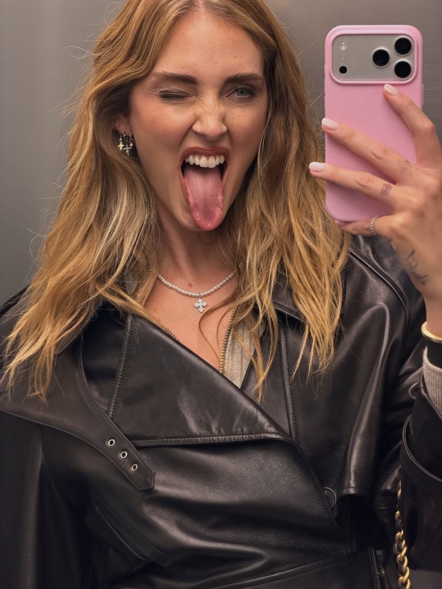 Vẻ mặt nhởn nhơ đến lạnh người của ngôi sao sắp đi tù vì ăn chặn tiền từ thiện- Ảnh 9. Vẻ mặt nhởn nhơ đến lạnh người của ngôi sao sắp đi tù vì ăn chặn tiền từ thiện- Ảnh 9.