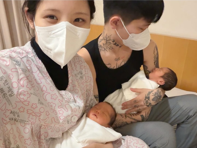 Nữ ca sĩ 20 tuổi hạ sinh cặp sinh đôi, bé phải thở máy gấp- Ảnh 2. Nữ ca sĩ 20 tuổi hạ sinh cặp sinh đôi, bé phải thở máy gấp- Ảnh 2.