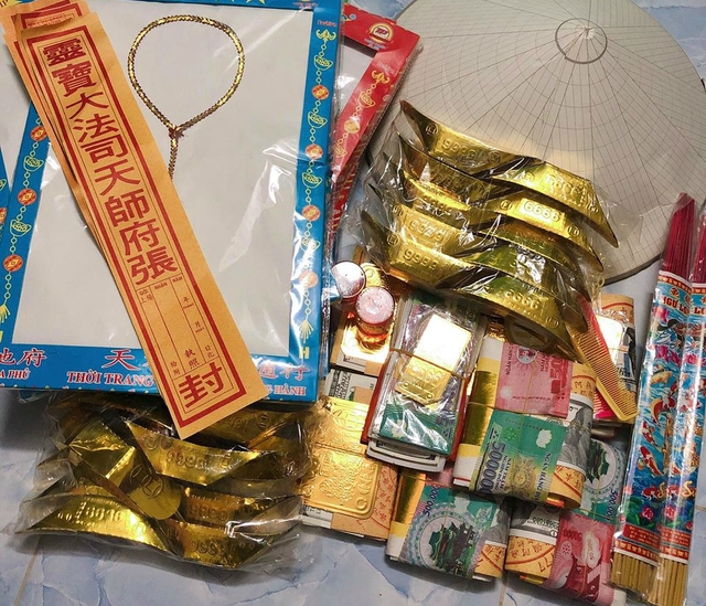 Quen tay đặt 4 thứ dưới chân bàn thờ: Thần Tài ghét bỏ, gia chủ nghèo khó quanh năm- Ảnh 1.