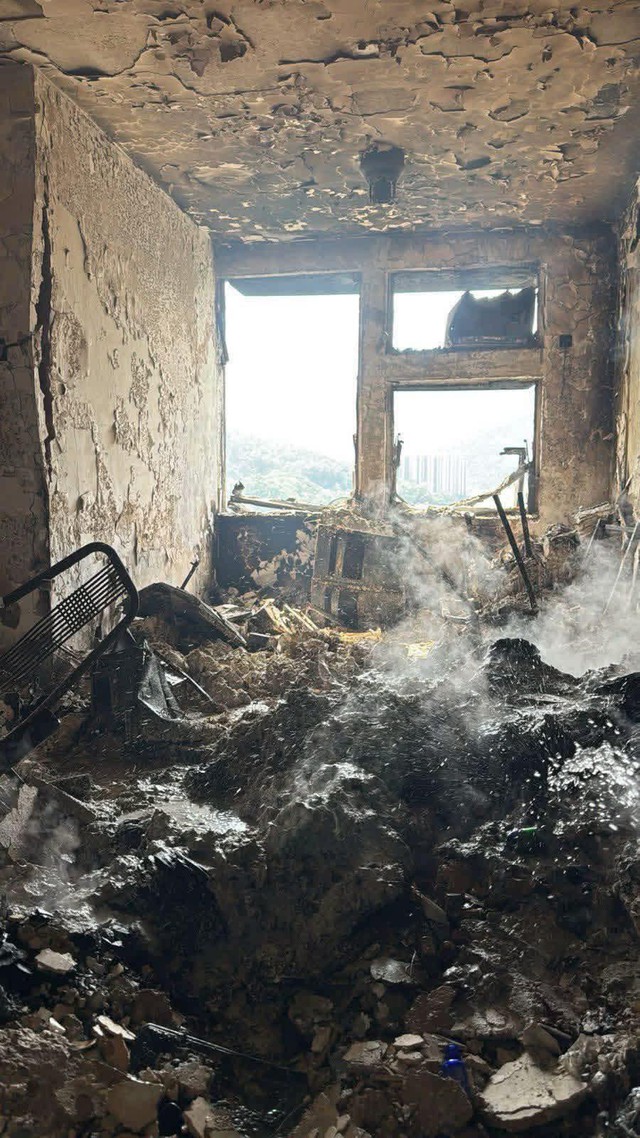 Cận cảnh bên trong căn hộ chỉ còn tro tàn trong chung cư bị cháy ở Hong Kong (Trung Quốc)- Ảnh 1.