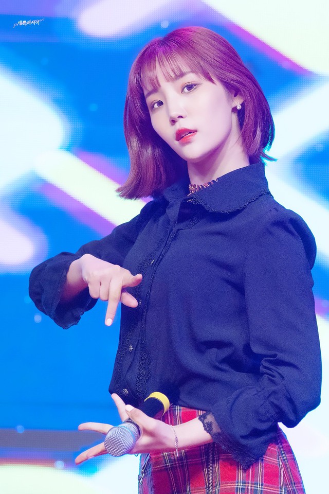 Nữ ca sĩ 20 tuổi hạ sinh cặp sinh đôi, bé phải thở máy gấp- Ảnh 3. Nữ ca sĩ 20 tuổi hạ sinh cặp sinh đôi, bé phải thở máy gấp- Ảnh 3.