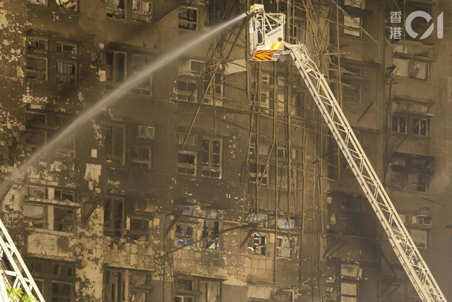 Cận cảnh bên trong căn hộ chỉ còn tro tàn trong chung cư bị cháy ở Hong Kong (Trung Quốc)- Ảnh 4.