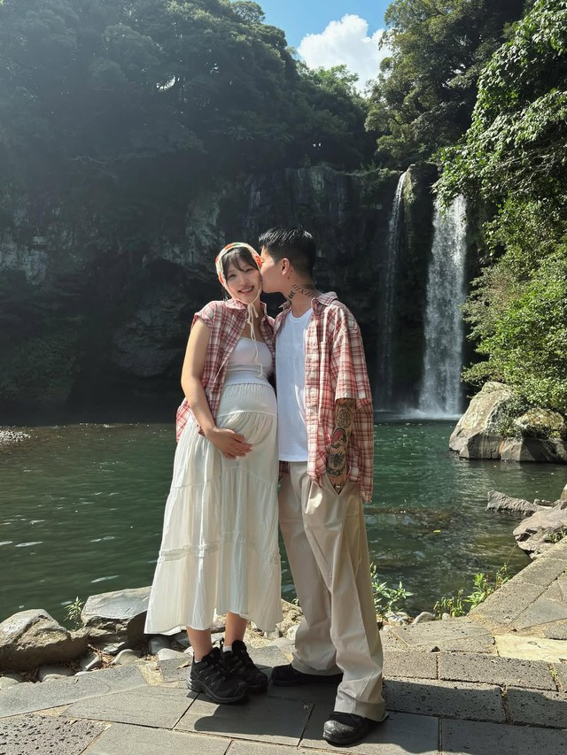 Nữ ca sĩ 20 tuổi hạ sinh cặp sinh đôi, bé phải thở máy gấp- Ảnh 4. Nữ ca sĩ 20 tuổi hạ sinh cặp sinh đôi, bé phải thở máy gấp- Ảnh 4.