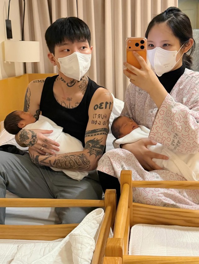 Nữ ca sĩ 20 tuổi hạ sinh cặp sinh đôi, bé phải thở máy gấp- Ảnh 1. Nữ ca sĩ 20 tuổi hạ sinh cặp sinh đôi, bé phải thở máy gấp- Ảnh 1.