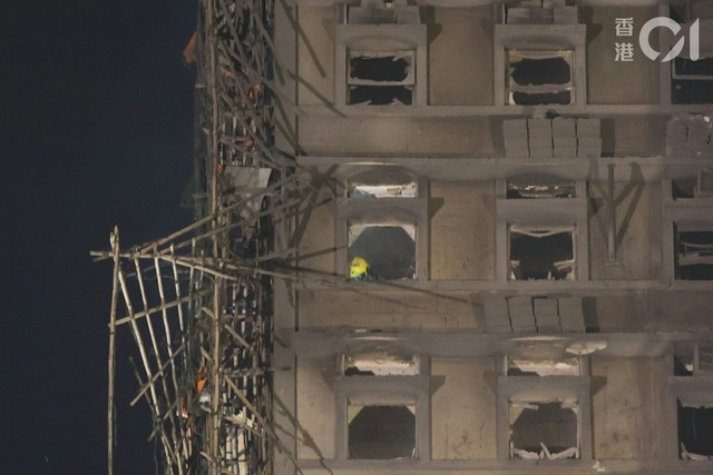 Cận cảnh bên trong căn hộ chỉ còn tro tàn trong chung cư bị cháy ở Hong Kong (Trung Quốc)- Ảnh 5.