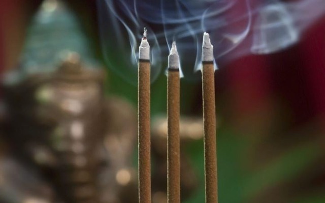 5 sai lầm khi thắp hương khiến lời khấn không linh nghiệm- Ảnh 2. 5 sai lầm khi thắp hương khiến lời khấn không linh nghiệm- Ảnh 2.