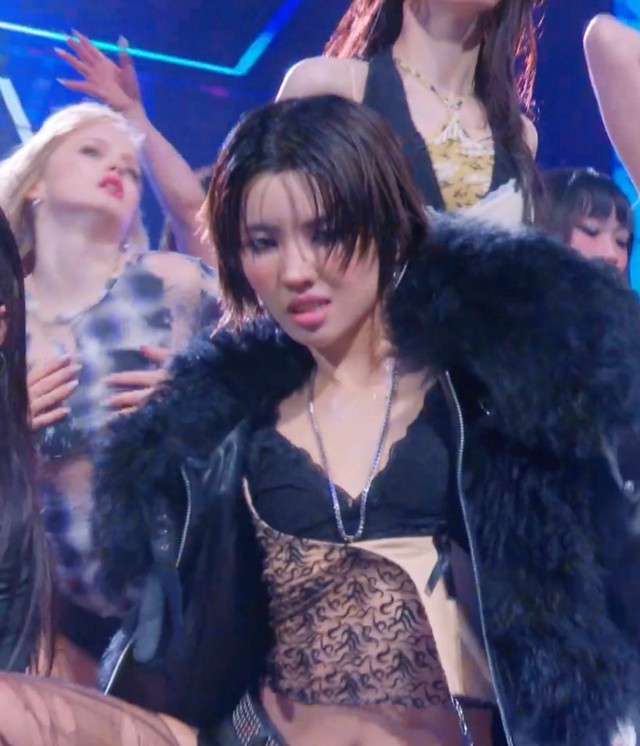 Ca sĩ tầm trung cố tình mặc hở, không thấy quyến rũ chỗ nào chỉ thấy phản cảm- Ảnh 4. Ca sĩ tầm trung cố tình mặc hở, không thấy quyến rũ chỗ nào chỉ thấy phản cảm- Ảnh 4.