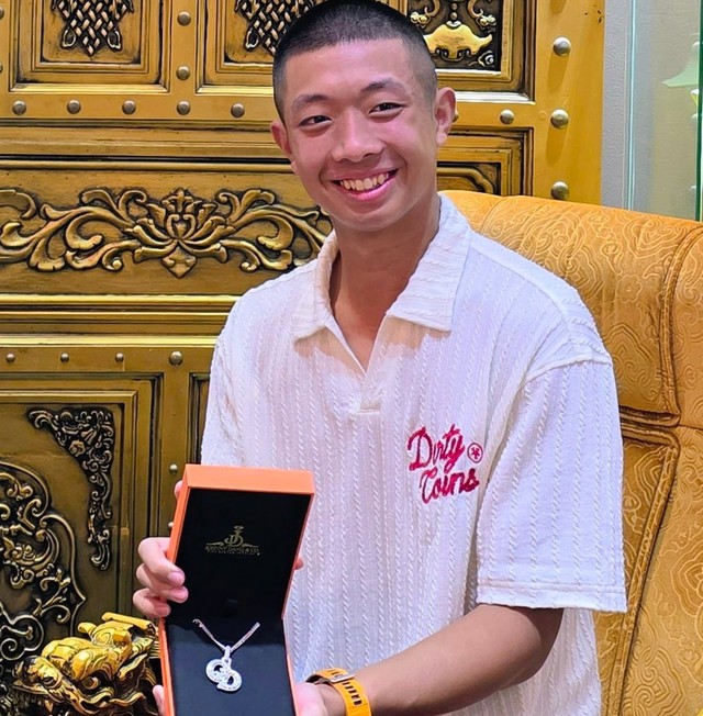 Quang Dương khoe kim cương, thân thiết với Johny Đặng nhưng phản ứng của netizen mới gây chú ý- Ảnh 1.