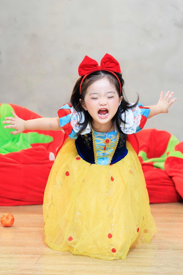 Bé Lisa nhà Khánh Thi, Phan Hiển xinh yêu như thiên thần- Ảnh 1.