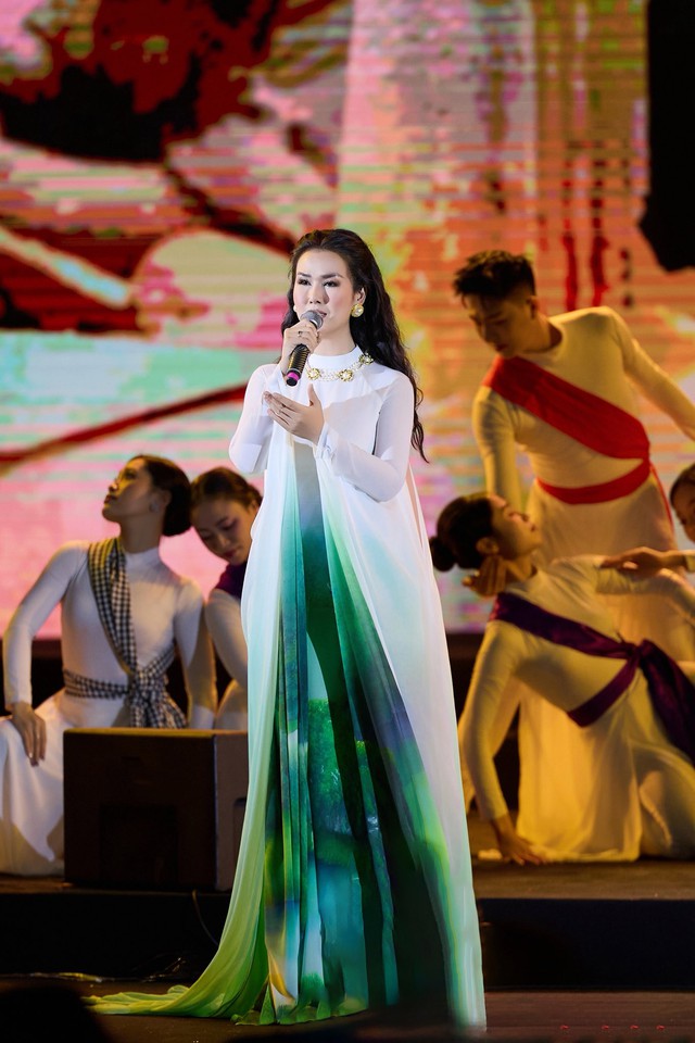 Giọng ca Nhạc viện đắt show nhất hiện tại hát chênh phô lạc giọng mà không ai chê- Ảnh 3.