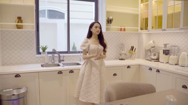 Phi vụ ngốn 10 tỷ của Hoa hậu Hương Giang- Ảnh 11. Phi vụ ngốn 10 tỷ của Hoa hậu Hương Giang- Ảnh 11.