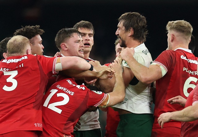 Kinh hoàng: Cầu thủ nổi tiếng thẳng tay móc mắt đối thủ dù đang thắng 73-0 kỉ lục- Ảnh 3. Kinh hoàng: Cầu thủ nổi tiếng thẳng tay móc mắt đối thủ dù đang thắng 73-0 kỉ lục- Ảnh 3.