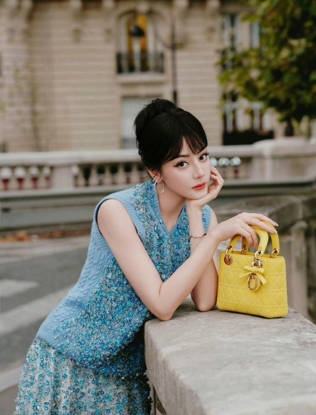 Địch Lệ Nhiệt Ba giàu mà keo kiệt?- Ảnh 3. Địch Lệ Nhiệt Ba giàu mà keo kiệt?- Ảnh 3.