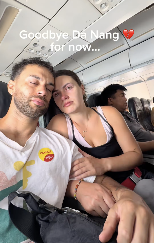 2 khách Tây ôm nhau khóc trên máy bay rời Việt Nam vì lý do đầy xúc động- Ảnh 1.