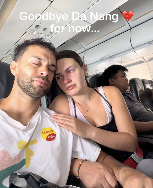 2 khách Tây ôm nhau khóc trên máy bay rời Việt Nam vì lý do đầy xúc động- Ảnh 2.