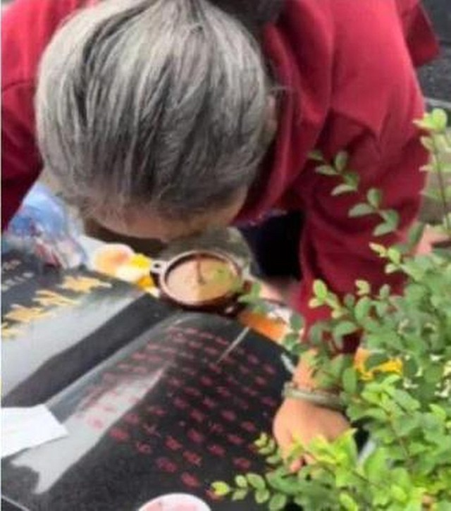 Đau lòng với hình ảnh người mẹ hôn bia mộ con trai nhỏ, liên tục nói: “Mẹ đây, mẹ đến rồi này”- Ảnh 3. Đau lòng với hình ảnh người mẹ hôn bia mộ con trai nhỏ, liên tục nói: “Mẹ đây, mẹ đến rồi này”- Ảnh 3.