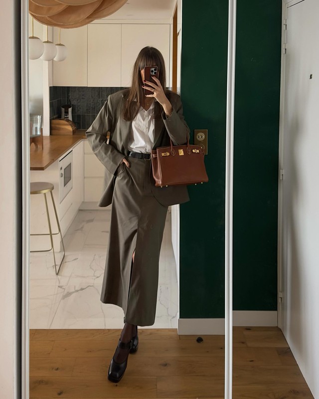 Phụ nữ Pháp có 10 cách mặc chân váy mùa đông sang trọng tuyệt đối- Ảnh 5. Phụ nữ Pháp có 10 cách mặc chân váy mùa đông sang trọng tuyệt đối- Ảnh 5.